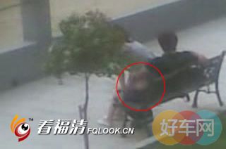 (组图)网上疯传<em>90后</em>海边门 <em>男女</em>台风中海边寻