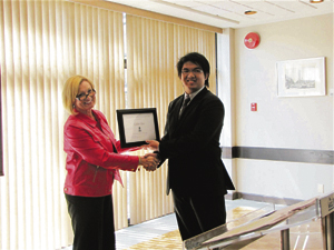 (图文)脱颖而出 温哥华华裔高中生获颁奖学金