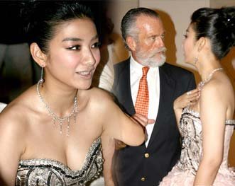 黄奕穿着性感+捂胸防走光与老外热聊