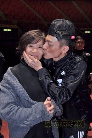 (组图)<em>刘德华</em>万人面前给最爱<em>女人</em><em>爱</em>的宣言 - 