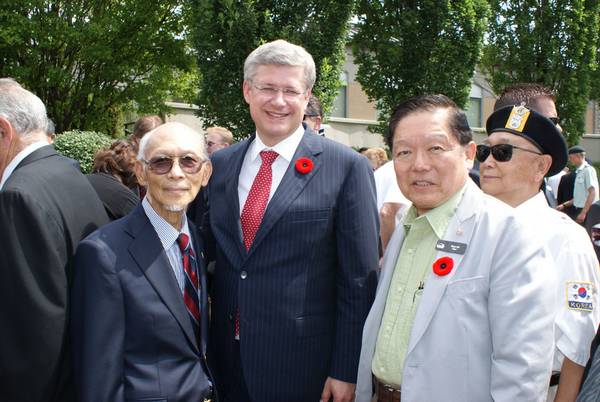 加拿大二战纪念日总理哈珀接见华裔退伍军人