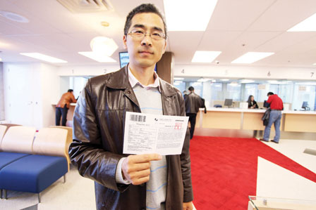 签证中心首日试营旺场 华人谈环境服务收费