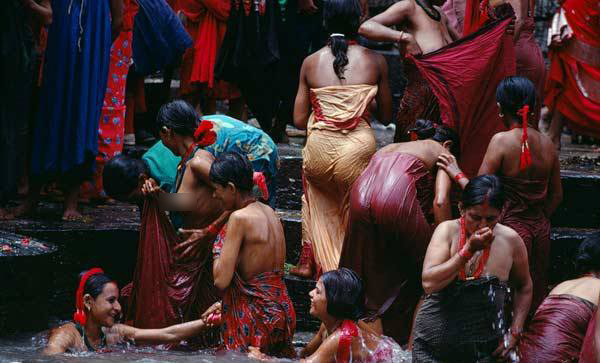 组图)尼泊尔奇俗:没有户内浴池美女们当街洗澡- 