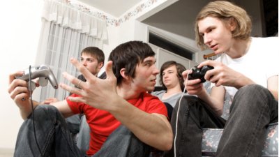 (图文)青少年玩电脑游戏 有助培养生存技能