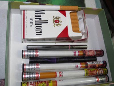 (图文)中学生吸电子烟耍酷 当心上瘾