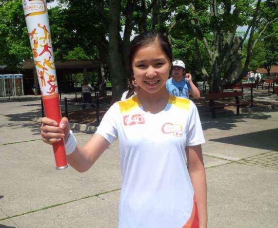 14岁华裔女生自己填表成功当上火炬手