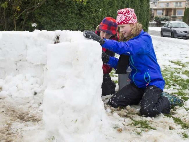 vancouverbc-december-5-2016-children-build-a-snow-fort.jpeg