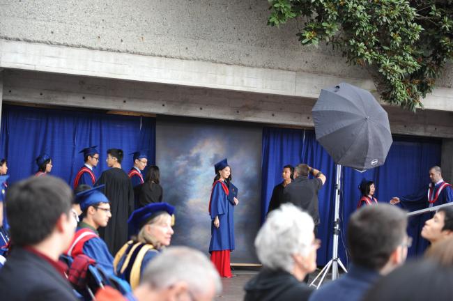 让毕业照堪比杂志封面！SFU,UBC毕业典礼拍照揭秘