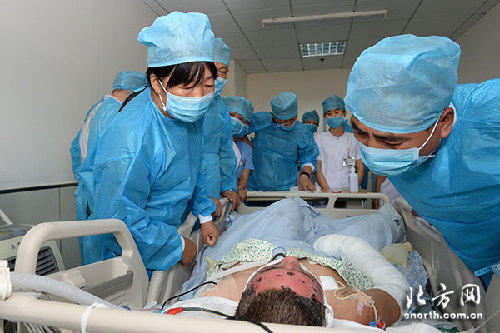 天津爆炸受伤消防员昏迷1个月后终于醒来