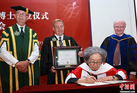 让老外也懂中国古诗词  她获加拿大荣誉博士