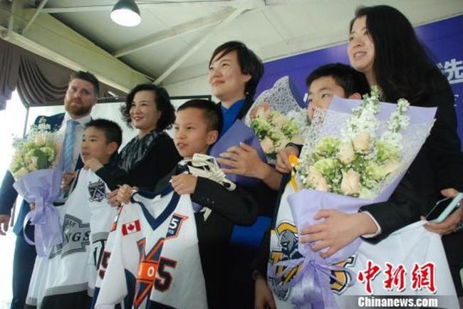 北京3名9岁小球员 签约加拿大冰球队