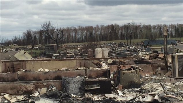 惨 麦克默里堡2400座建筑物被烧毁