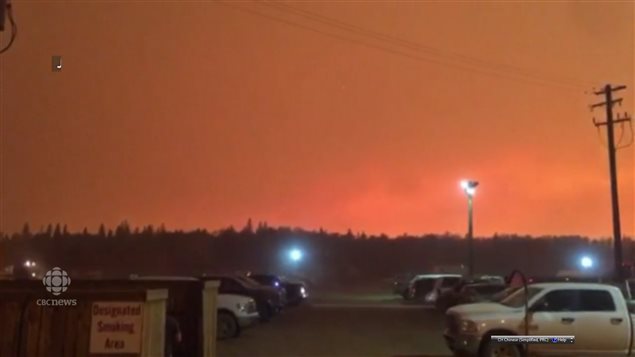 山火烧红半边天，麦克默里堡油砂工人紧急疏散