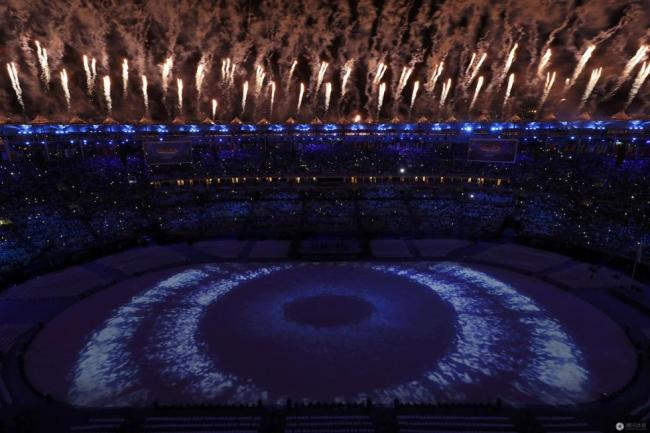 里约奥运闭幕式正式开始 烟火表演美爆