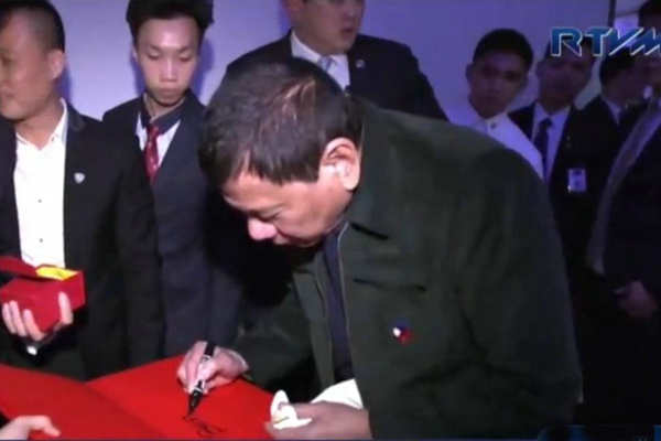 菲律宾总统杜特尔特在北京吃烤鸭 高朋满座
