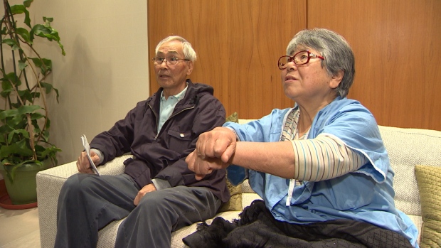 警察暴力执法 把80岁亚裔老人拖下楼梯 孙女哀求