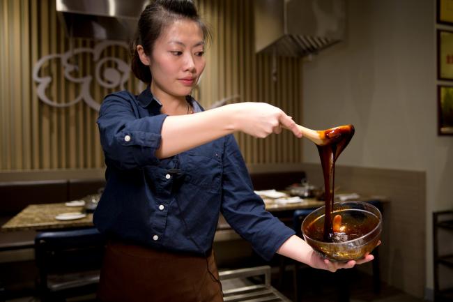 体验一个锅里吃饭的情份：温哥华宫廷火锅黄记煌