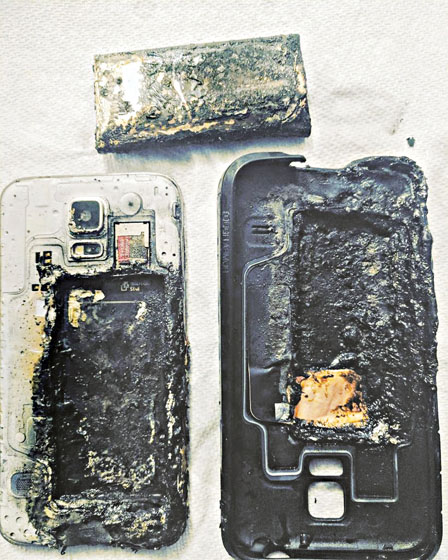 三星S5手机充电起火 机主被爆炸声惊醒
