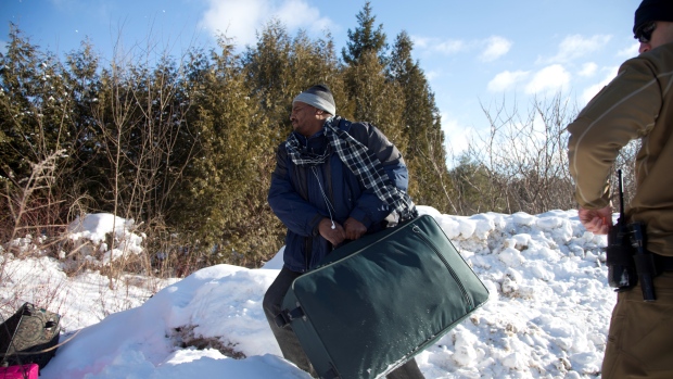 穿越美加边境的难民申请者将全部涌入多伦多