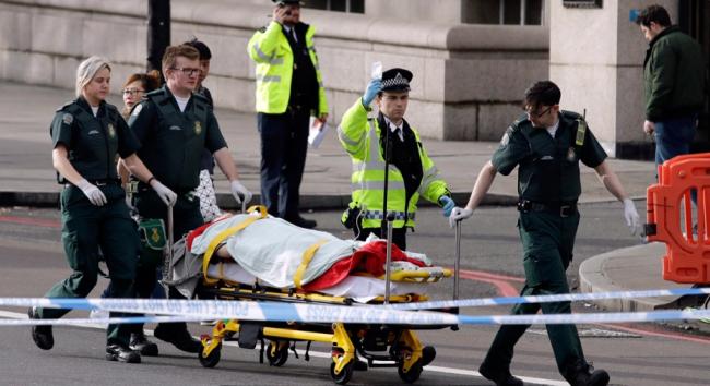 英国议会外恐袭 5人遇难40人受伤！现场血流成河