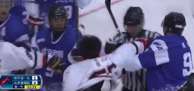 中国冰球锦标赛爆群殴 英达爱子遭重拳打脸