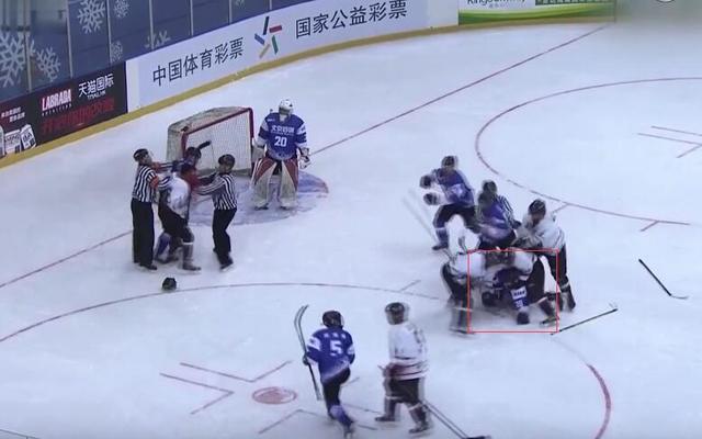 中国冰球锦标赛爆群殴 英达爱子遭重拳打脸