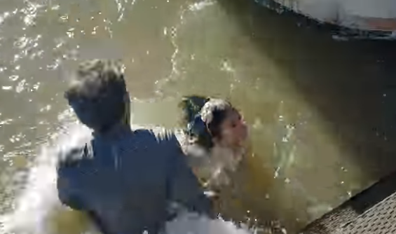 （视频）列治文渔人码头 华裔小女孩被海狮拖下水