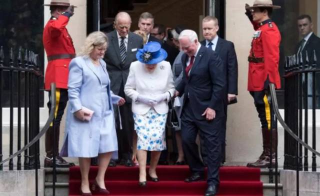 加国总督扶英女王下台阶 两国媒体因此吵翻天