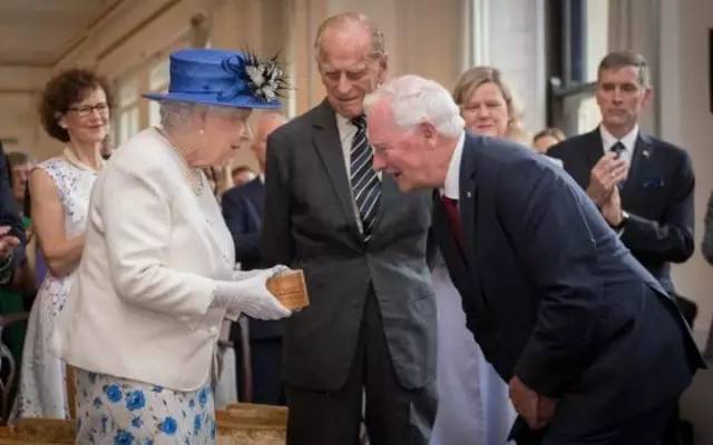 加国总督扶英女王下台阶 两国媒体因此吵翻天
