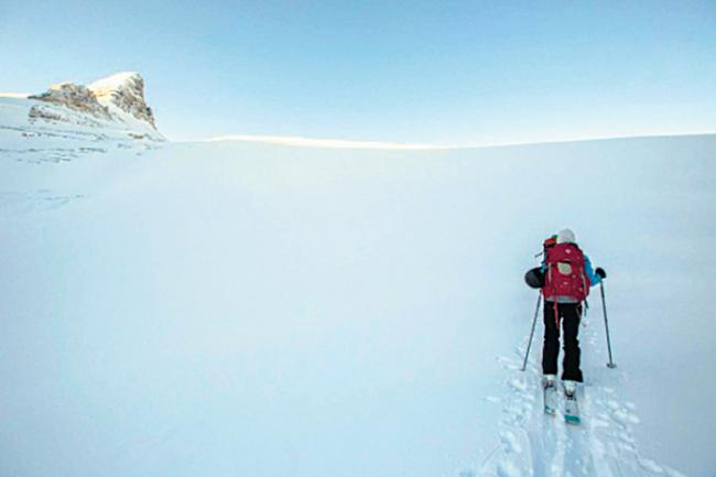 卑诗省偏远山区现雪崩危险 滑雪者要小心