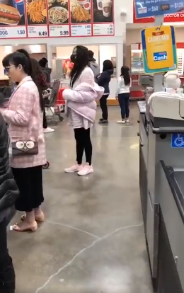 疑似王祖贤在温哥华被网友偶遇 穿粉色外套好少女