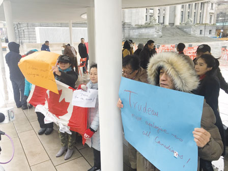 冒雨集会 温哥华华裔抗议特鲁多头巾事件不公