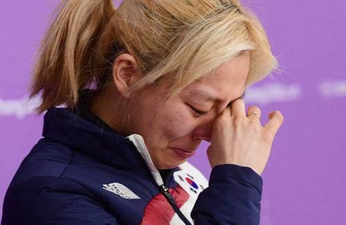 磕头谢罪！韩国女将摘银牌后跪地痛哭