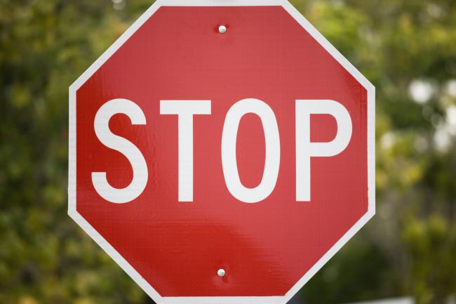 被小学交通指挥员怒吼“你有没有看到STOP标志？”