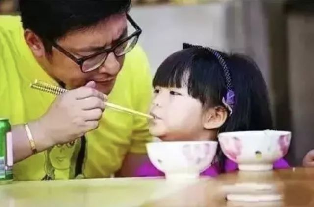 华裔二代在中国式饭桌上与父母的“战争与僵局”