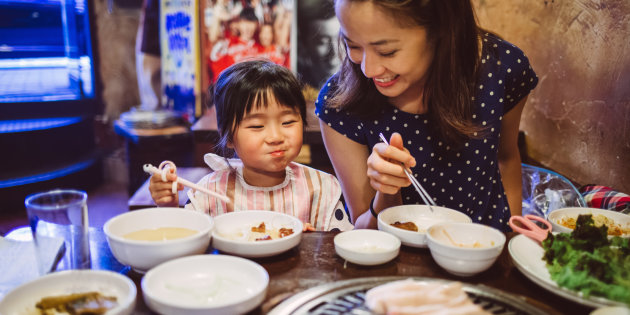 华裔二代在中国式饭桌上与父母的“战争与僵局”