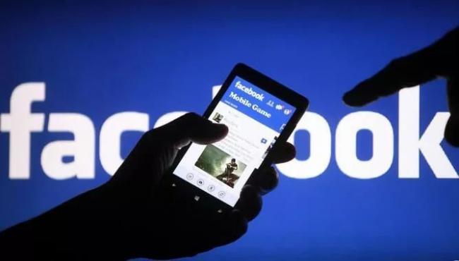 Facebook 股价大跌 “裸奔”时代的“脸书”危机