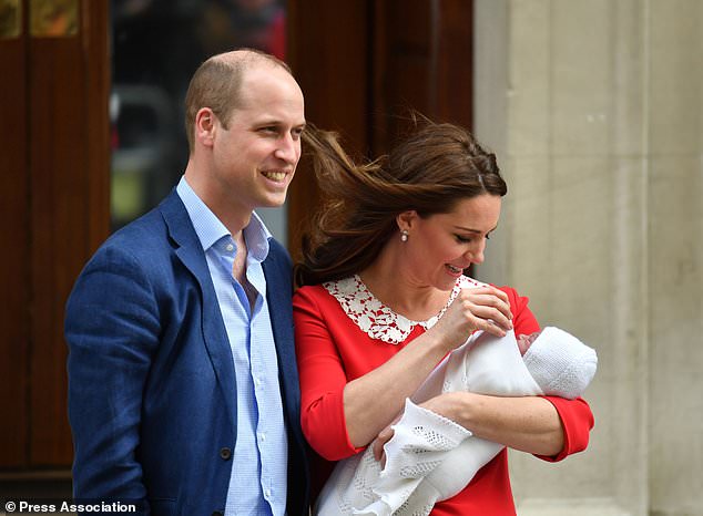 威廉第三位小王子正式露脸 凯特红裙亮相