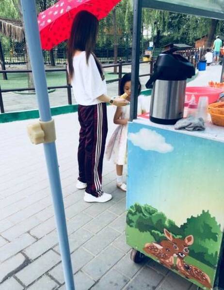 李小璐带女儿逛公园 不见爸爸贾乃亮