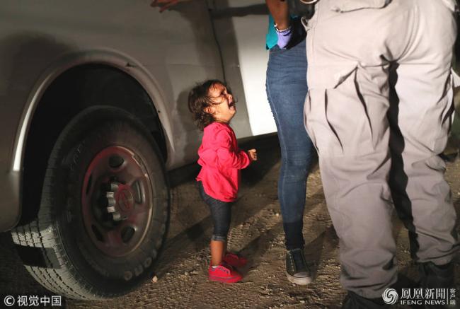 美墨边境：女孩看妈妈被搜身无助哭泣