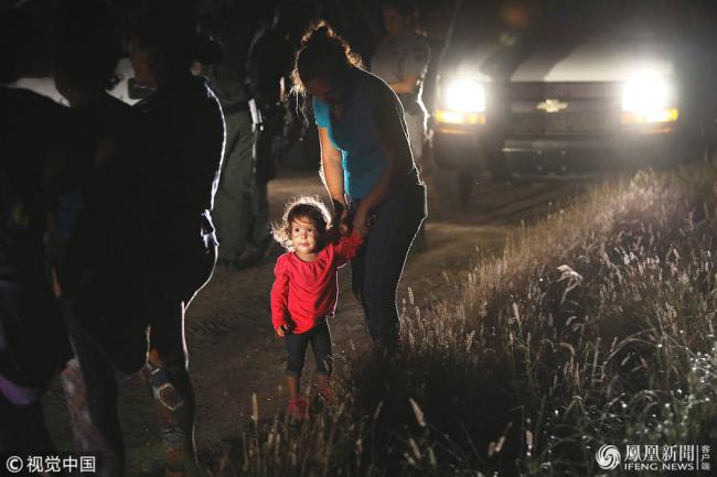 美墨边境：女孩看妈妈被搜身无助哭泣