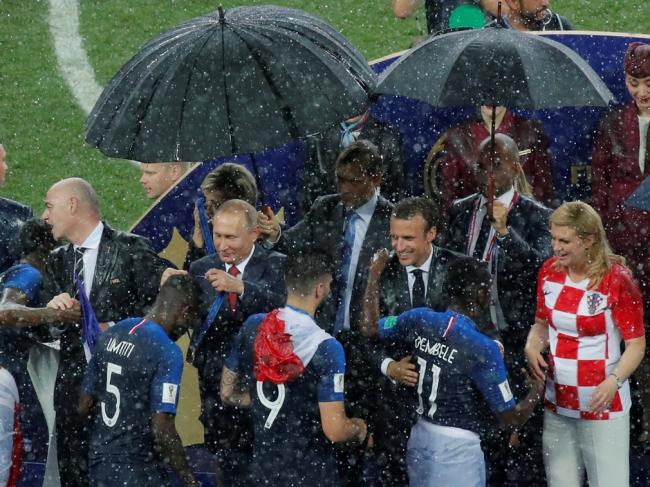 世界杯颁奖典礼意外一幕 普京让各国领导人尴尬了