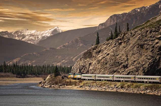 中加旅游年 乘着火车游遍加拿大