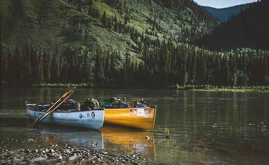 荒野漂流：独木舟单桨滑过加拿大育空河