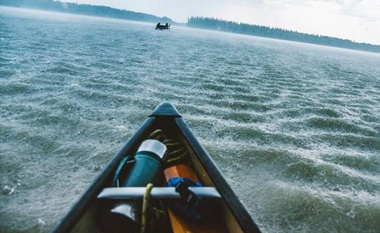 荒野漂流：独木舟单桨滑过加拿大育空河