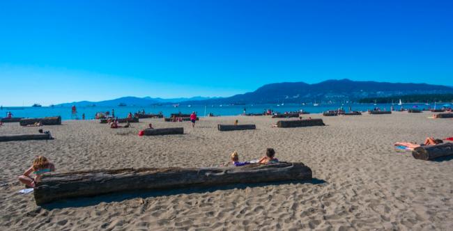 温哥华这两个超火的海滩明年起可以卖酒了