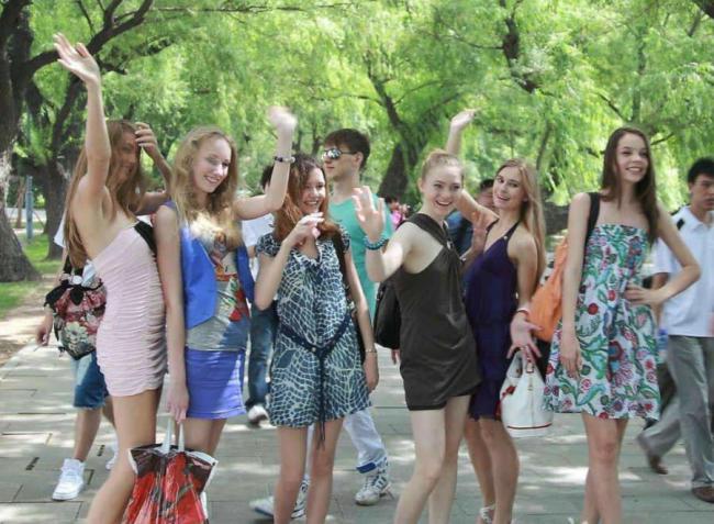 俄罗斯美女泛滥的小城 大量女孩夜晚开始工作