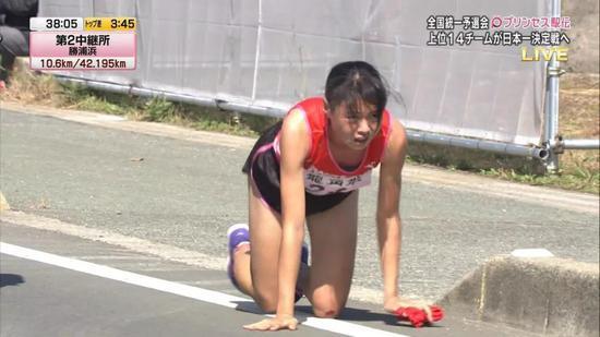 右腿骨折她选择爬到终点！这个19岁日本女孩让跑圈泪目