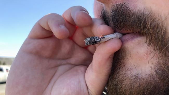 加拿大魔爪伸向外国人 向游客推出“大麻游”