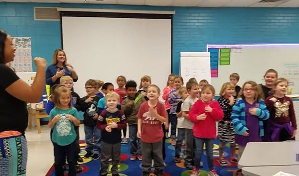 美国幼儿园小朋友集体用手语为聋哑老师庆生